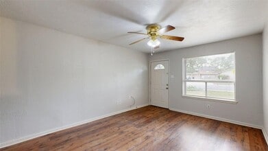 412 University Oaks Blvd in College Station, TX - Foto de edificio - Building Photo