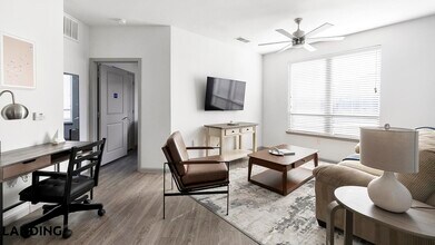 1001 S Center St in Arlington, TX - Foto de edificio - Building Photo