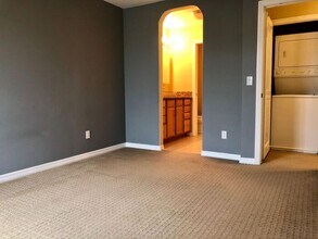 5252 Balboa Arms Dr in San Diego, CA - Building Photo - Building Photo