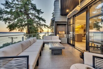 3595 Sunset Ln in West Vancouver, BC - Building Photo - Building Photo