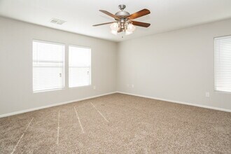 5812 Gemstone Peak St in North Las Vegas, NV - Foto de edificio - Building Photo