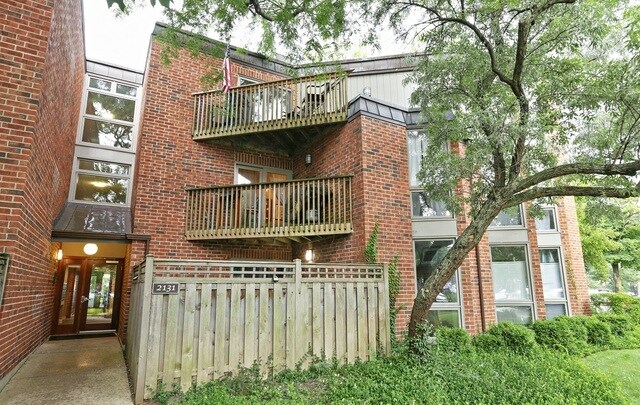 property at 2131 N Larrabee St
