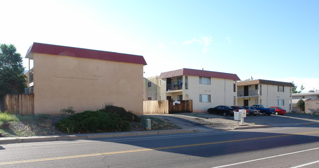 1000-1008 Chelwood Park Blvd NE in Albuquerque, NM - Foto de edificio - Building Photo