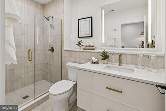 30 W Allens Ln, Unit 104 in Philadelphia, PA - Foto de edificio - Building Photo