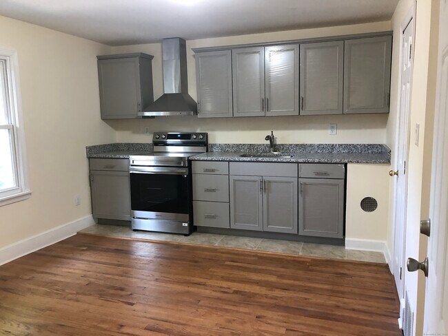 46 Forest St-Unit -2-B in Torrington, CT - Foto de edificio - Building Photo