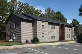 Gateway Village Apartments in Hillsborough, NC - Building Photo - Building Photo