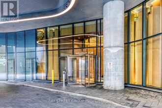 11 Wellesley St W in Toronto, ON - Building Photo - Building Photo