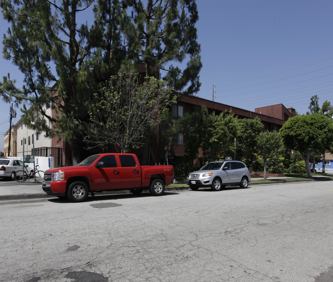 1505 Barry Ave in Los Angeles, CA - Foto de edificio - Building Photo