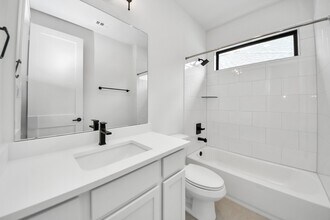 12010 Royal Oaks Banner Wy in Houston, TX - Building Photo - Building Photo