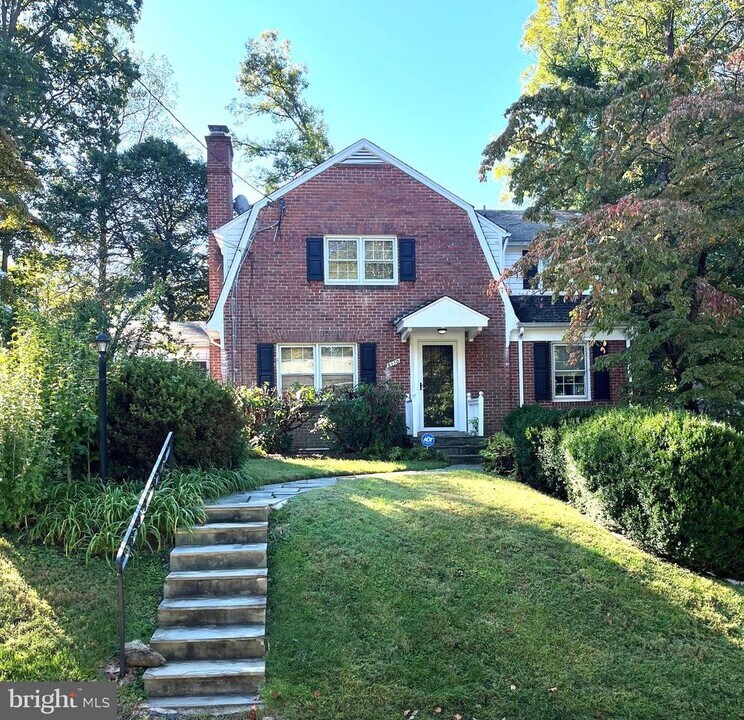 6110 Wynnwood Rd in Bethesda, MD - Building Photo