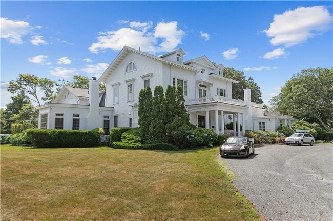 718 Bellevue Ave in Newport, RI - Building Photo - Building Photo