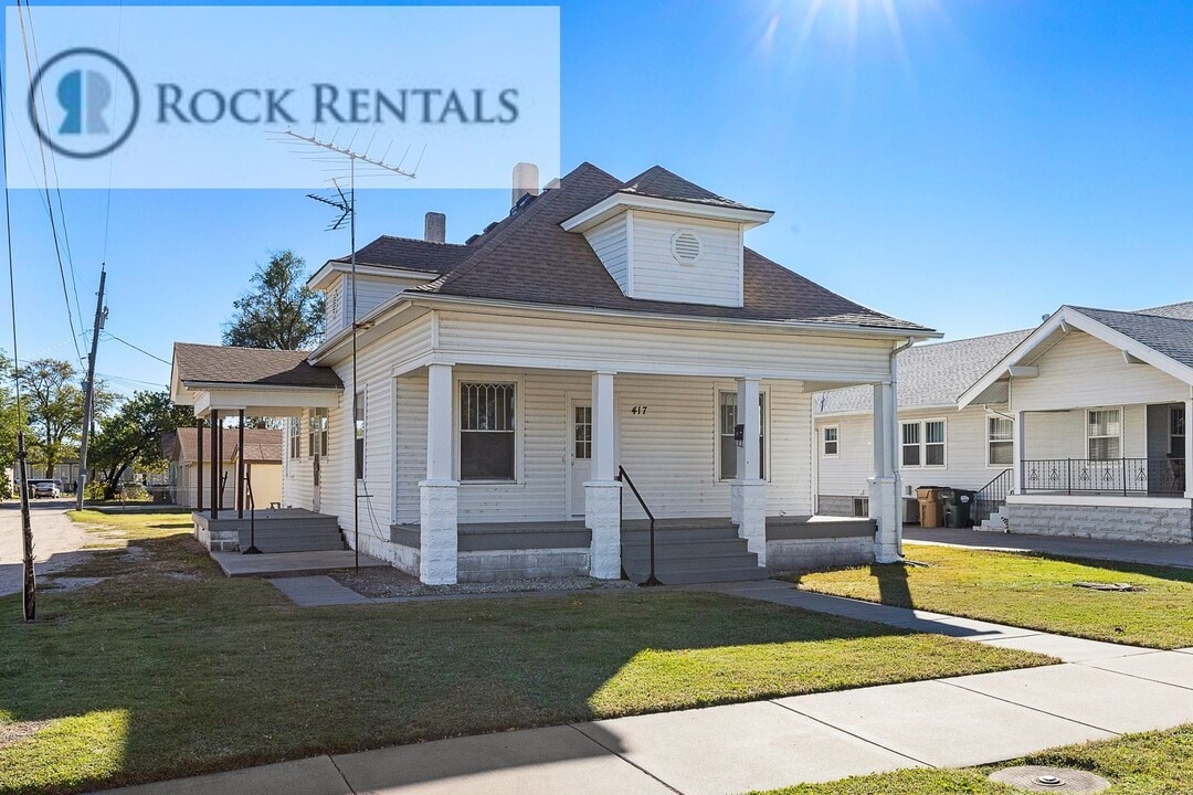417 W 11th Ave in Hutchinson, KS - Building Photo