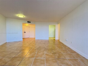 13953 Kendale Lakes Cir in Miami, FL - Foto de edificio - Building Photo