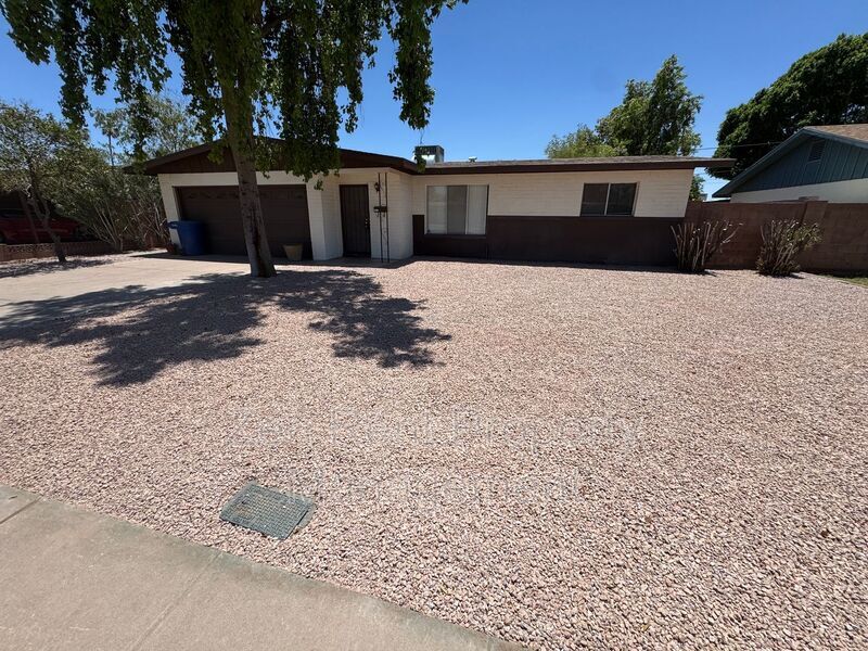 1227 E Concorda Dr in Tempe, AZ - Foto de edificio