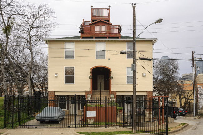 1529 Sullivan Dr in Dallas, TX - Foto de edificio - Building Photo