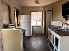 201 W Hamilton St in Edmonton, KY - Building Photo - Interior Photo