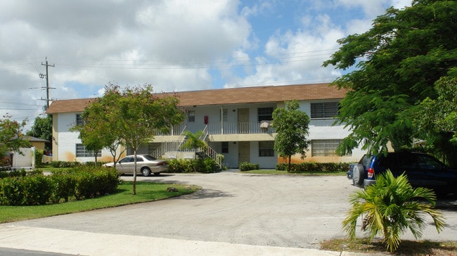 1131 S Pine St in Lake Worth, FL - Foto de edificio - Building Photo