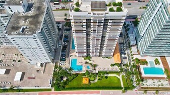 5757 Collins Ave, Unit 1003 in Miami Beach, FL - Building Photo