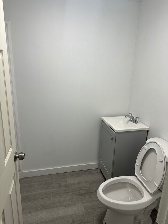 124 Conway St, Unit Second Floor Apt 2 in Greenfield, MA - Foto de edificio - Building Photo