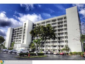 2215 Cypress Island Dr, Unit Cypress Bend in Pompano Beach, FL - Building Photo