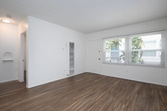 3040 Cañon St in San Diego, CA - Building Photo - Building Photo