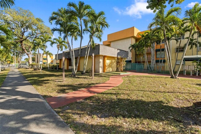 606 W 81st St in Hialeah, FL - Building Photo - Building Photo