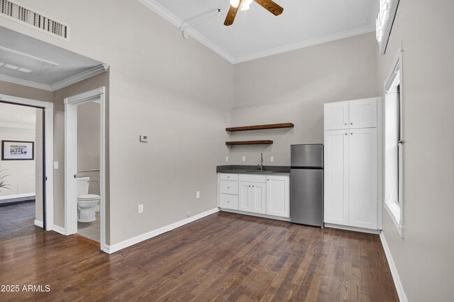 property at 5753 W Glendale Ave