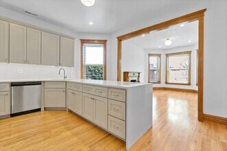 1742 W Addison St in Chicago, IL - Building Photo - Building Photo