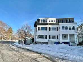 105 Shore Dr, Unit 2 in Somerville, MA - Foto de edificio - Building Photo