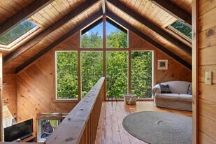 19 N Beach Rd in Raymond, ME - Building Photo