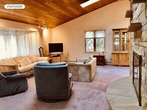 6 Crab Creek Rd in Shelter Island, NY - Building Photo - Building Photo