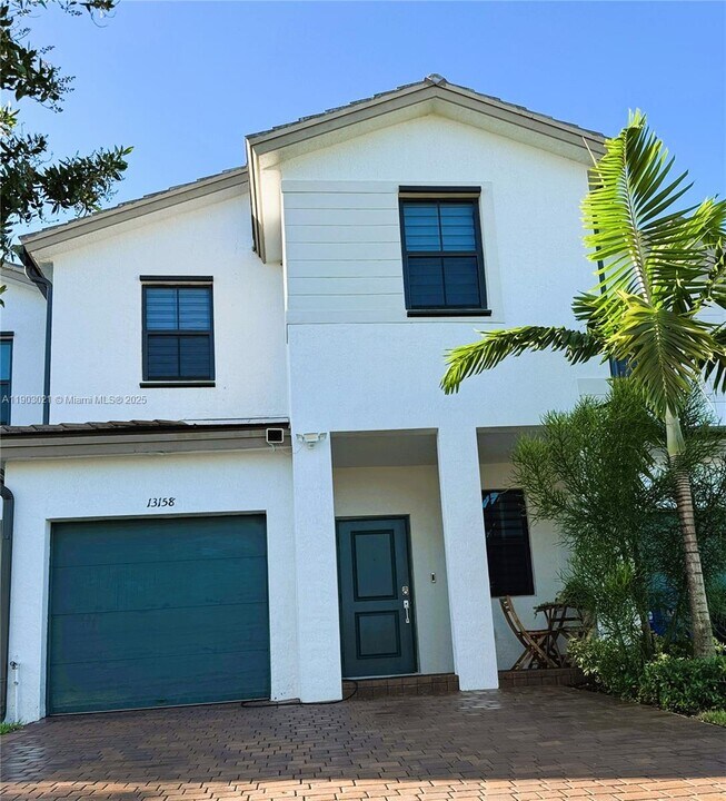 13158 SW 233rd St in Princeton, FL - Building Photo