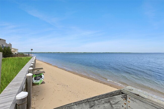 10 Barrett Dr in Hampton Bays, NY - Building Photo - Building Photo