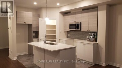 1018 Cedar Creek Dr in Ottawa, ON - Building Photo - Building Photo