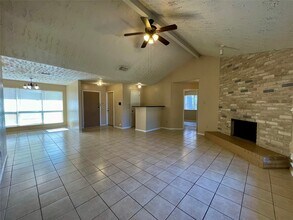 11019 Almond Grove in Humble, TX - Foto de edificio - Building Photo