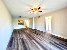 120 Sparrow Dr, Unit 302 in Royal Palm Beach, FL - Building Photo