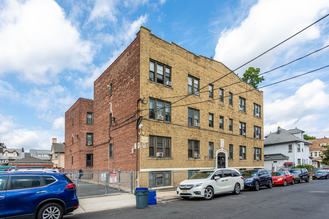 194 E 31st St in Paterson, NJ - Building Photo