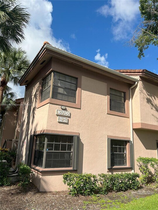 10700 NW 14th St in Plantation, FL - Building Photo