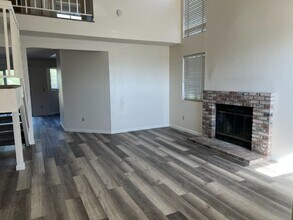 1068 Valley Oak Way in Fairfield, CA - Building Photo - Building Photo
