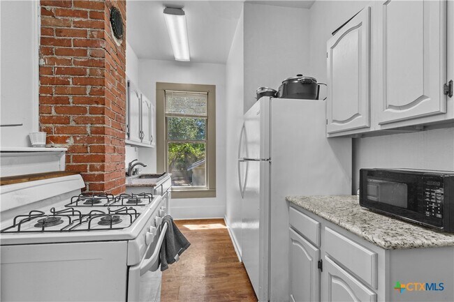 527 W San Antonio St in San Marcos, TX - Building Photo - Building Photo