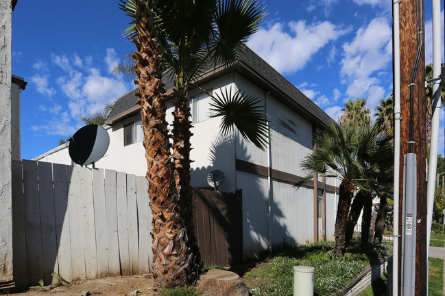 Cameron in El Cajon, CA - Foto de edificio - Building Photo