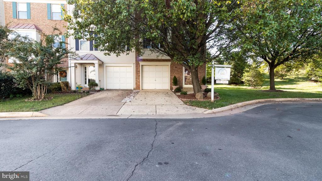 45416 Baggett Terrace in Sterling, VA - Building Photo