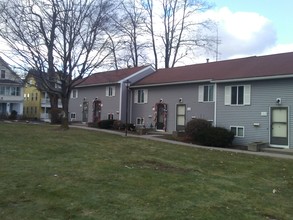 MacArthur Terrace in Chicopee, MA - Foto de edificio - Building Photo