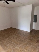 576 NW 147th St in Miami, FL - Foto de edificio - Building Photo