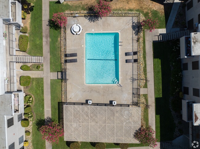 Iron Horse Apartments in Stockton, CA - Foto de edificio - Building Photo