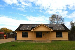 218 Hickory St in Sweeny, TX - Building Photo