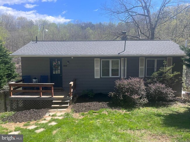 304 Pine Dr in Amissville, VA - Foto de edificio - Building Photo