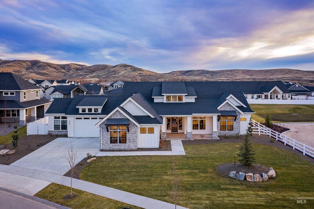 8793 W Mirror Pond Dr in Boise, ID - Building Photo