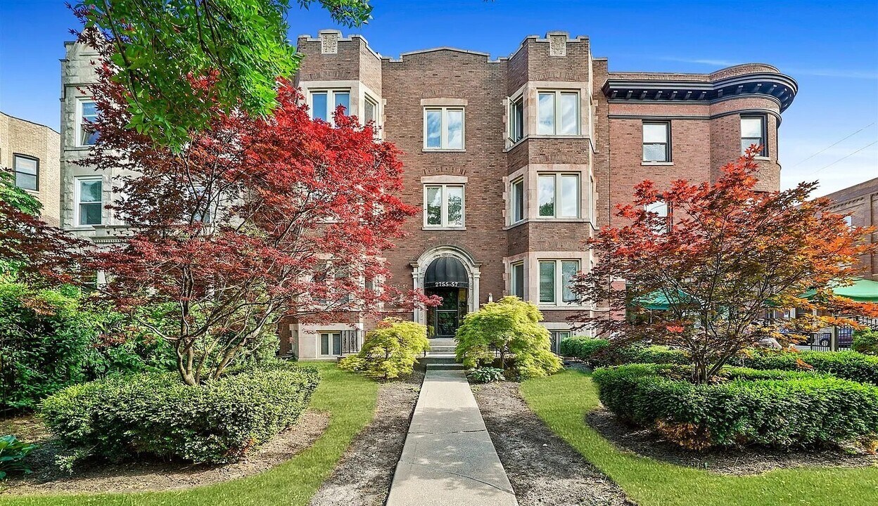 2755 W Logan Blvd in Chicago, IL - Building Photo