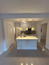 914 NE 15th Ave in Fort Lauderdale, FL - Building Photo - Building Photo